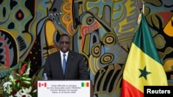 Le président sénégalais Macky Sall assiste à une conférence de presse conjointe avec le Premier ministre canadien Justin Trudeau au palais présidentiel de Dakar, au Sénégal, le 12 février 2020.