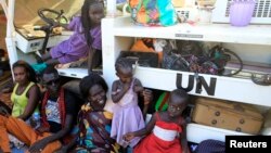 Des familles déplacées vivent dans un camps près de la base Tomping l'ONU non loin de l'aéroport international de Juba, 24 décembre 2013.