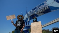 지난달 17일 미국 캘리포니아주 애너하임 디즈니랜드리조트 재개장을 앞두고 더 엄격한 방역 조치를 요구하는 주민들의 시위가 열렸다.