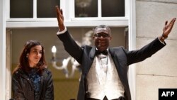 Les lauréats du prix Nobel, le gynécologue congolais Denis Mukwege et Nadia Murad, la militante iraquienne des droits de l'homme, saluent la foule, à Oslo, en Norvège, le 10 décembre 2018. 