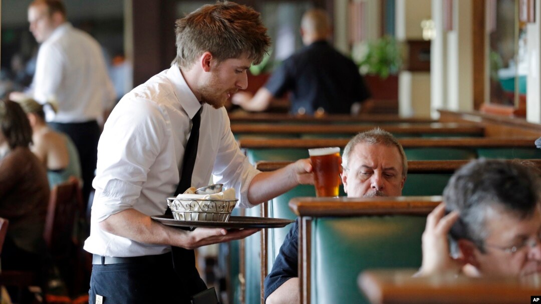 Qator shaharlarda “fast food”, tez pishadigan taom sotuvchi restoranlar xodimlari oy boshida namoyish qildi. Mamlakat tarixidagi eng yirik yig’in bu, deydi guvohlar. 