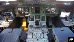 Unutrašnjost pilotske kabine Erbasa A380 Katar Ervejza predstavljen na Avio sajmu u Parizu u junu 2015.