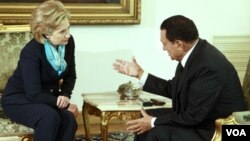 La secretaria de Estado, Hillary Clinton, y el presidente Hosni Mubarak.