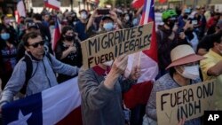 Manifestan nan Chili ap pwoteste kont migran ki san dokiman yo anba lavil Santiago nan Chili, Samdi 2 Oct. 2021. 