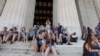 Jóvenes de secundaria visitan el Monumento a Lincoln en Washington el 18 de junio de 2021 tras el levantamiento de restricciones por COVID-19.
