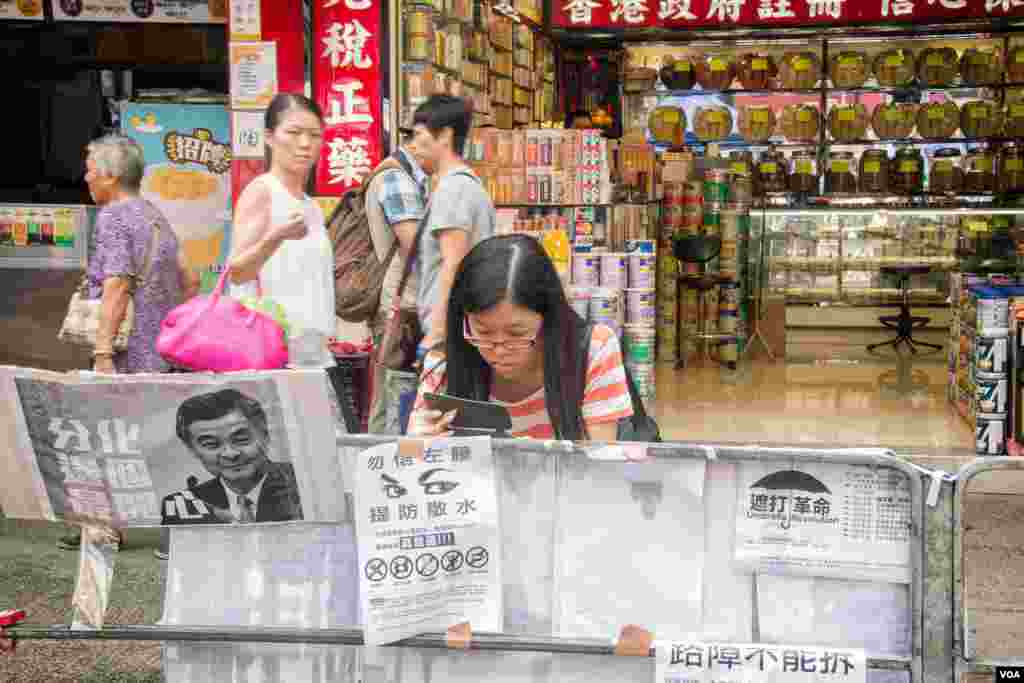 香港铜锣湾商业区的占中抗议者(美国之音方正拍摄)