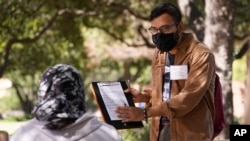 (Photo d’archives) Hector Andres, du groupe d'autonomisation des Hispaniques JOLT, aide à sensibiliser les gens sur les inscriptions aux listes électorales à Arlington, au Texas, le mercredi 22 septembre 2021. (AP/LM Otero)