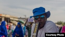 Mohammed, l'un des vigiles de la jeunesse dans le cadre du Youth Empowerment Scheme Borno, à son poste lundi marché, Maiduguri. (Fati Abubakar)