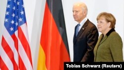 Anqela Merkel və Co Bayden 2013-cü ildə Berlin görüşü zamanı