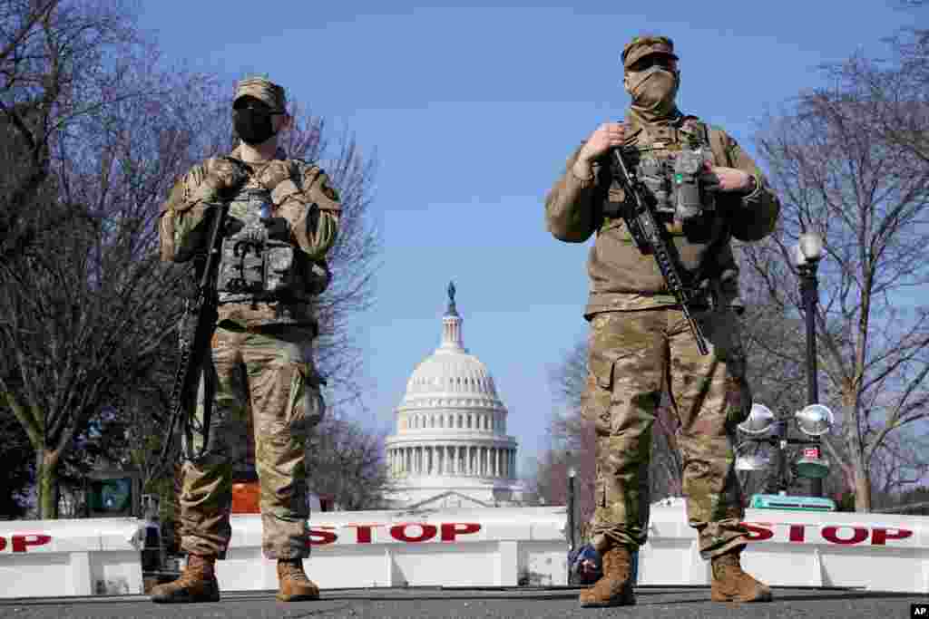 La Guardia Nacional vigila el Capitolio, el jueves 4 de marzo de 2021, en Washington. La polic&#237;a del Capitolio dice que ha descubierto inteligencia de un &quot;posible complot&quot; de un grupo de milicia. l