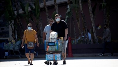 Khách hàng mang khẩu trang bên ngoài siêu thị Walmart tại Rosemead, California, ngày 11/6/2020.