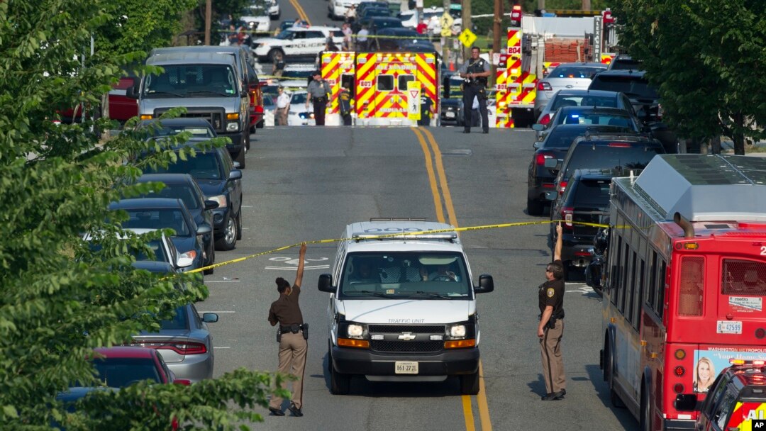 Cảnh sát, nhân viên cấp cứu có mặt gần nơi Dân biểu Steve Scalise bị bắn ở Alexandria, Virginia, 14/6/2017 
