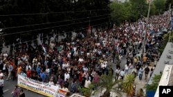 Ribuan warga ikut ambil bagian dalam aksi protes yang digelar di luar kantor pusat stasiun televisi nasional Yunani (ERT), 13 Juni 2013. Serikat pekerja Yunani mengimbau masyarakat untuk melakukan aksi mogok 24 jam di Athena, menentang keputusan pemerintah Yunani untuk menutup ERT (13/6).