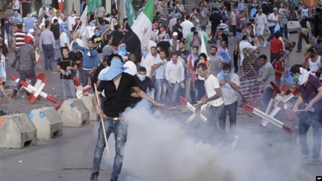 Ratusan demonstran Lebanon bentrok dengan pasukan keamanan dalam unjuk rasa di Beirut (21/10).