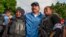 ARCHIVO - La policía de Nicaragua se toma una foto con el presidente Daniel Ortega, en Masaya, Nicaragua, el viernes 13 de julio de 2018. Foto AP/Archivo Cristóbal Venegas