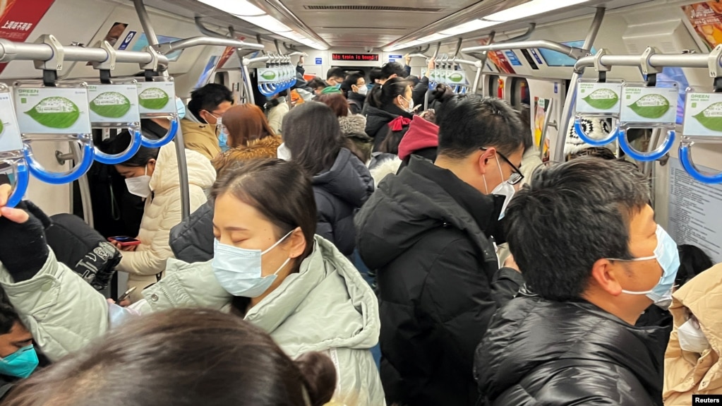 2022年12月26日的上班早高峰，北京的地铁车厢挤满了乘客。(photo:VOA)