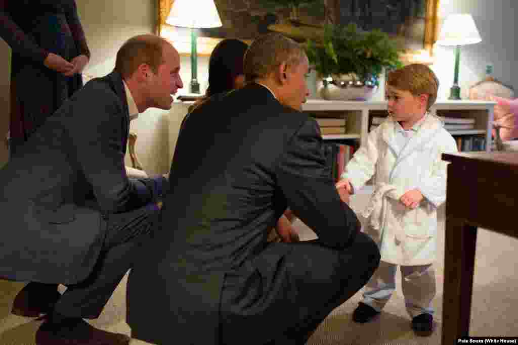 Presiden AS Barack Obama dan ibu negara Michelle Obama bertemu Pangeran George, disaksikan oleh Duke dan Duchess of Cambridge di Istana Kensington, London (22/4).