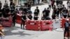 Para pengunjuk rasa membentuk barikade saat mereka memblokir satu dari jalan utama di Hong Kong, China, 21 Juni 2019 (foto: Reuters/Ann Wang)