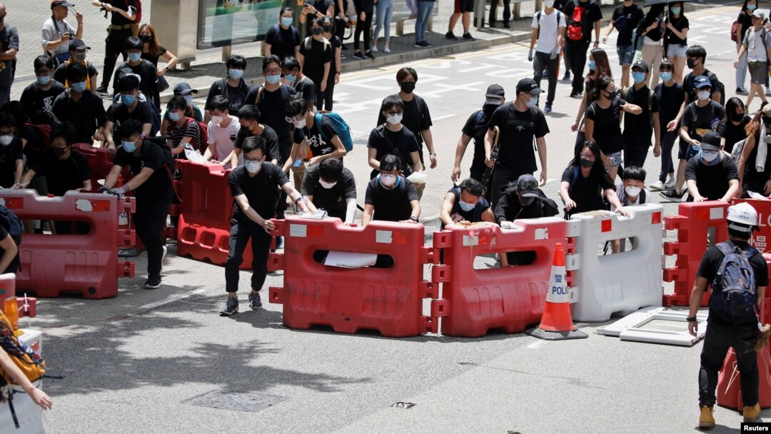 Para pengunjuk rasa membentuk barikade saat mereka memblokir jalan-jalan utama di Hong Kong, China, 21 Juni 2019 (foto: Reuters/Ann Wang)