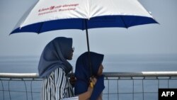 Anggota keluarga korban kecelakaan pesawat Lion Air JT 610 dengan menumpang kapal Angkatan Laut mengunjungi lokasi kecelakaan di lepas pantai Karawang, Jawa Barat, 6 November 2018. (Foto: AFP)