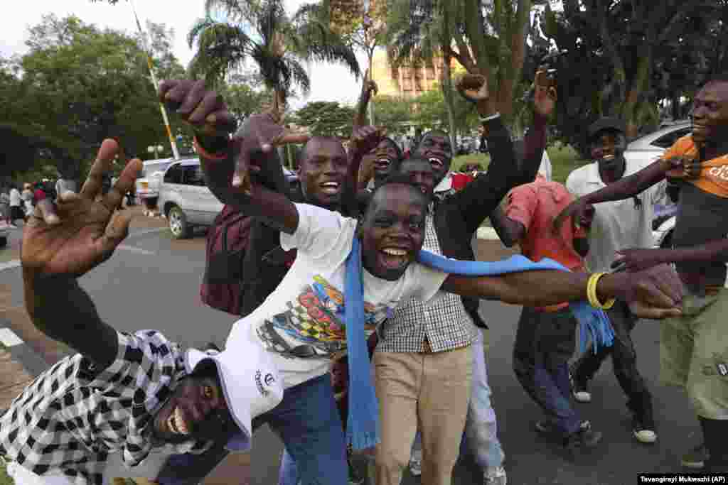 Pessoas festejam nas ruas de Harare depois da resignação de Robert Mugabe