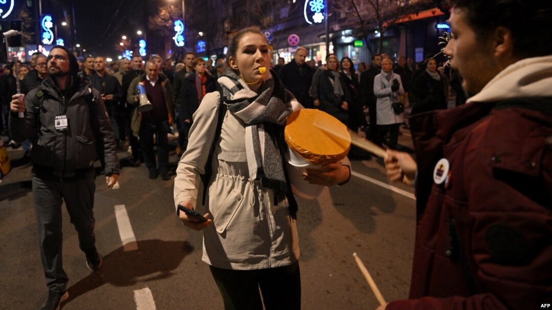 Demonstranti na centralnim beogradskim ulicama (Foto: Andrej ISAKOVIC/AFP)