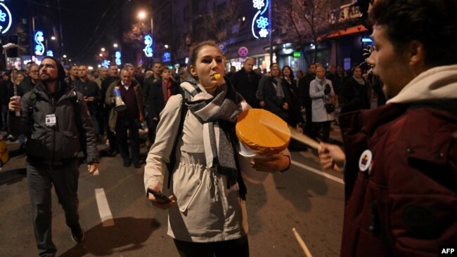 Sırbistan'da seçim sonuçlarına itiraz eden protestocular dün akşam da yürüyüş yaptı.