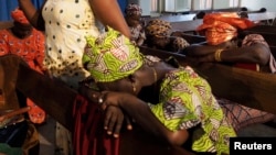 Fidèles priant dans une église évangélique de l'Afrique de l'Ouest (ECWA) à Abuja, Nigeria, 11 mai 2014.