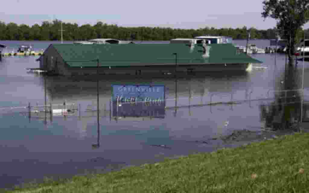 La crecida de las aguas del Lago Ferguson inunda el Greenville Yacht Club y está obligando a la evacuación de su vecino el Lighthouse Point Casino, en Greenville, Mississippi, 5 de mayo de 2011.