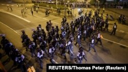 Policija u opremi za razbijanje demonstracija na ulicama Hong Konga (Foto: REUTERS/Thomas Peter)