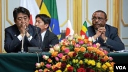 PM Ethiopia Hailemariam Desalegn (kanan) menerima kunjungan PM Jepang Shinzo Abe di Addis Ababa, Rabu (15/1). 