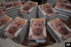 Memoar Pangeran Harry berjudul "Spare" dipajang di sebuah toko buku di London, 10 Januari 2023. (Foto: AP)