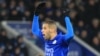 Islam Slimani de Leicester City ensence le public lors dun match contre Middlesbrough, Angleterre, le 26 novembre 2016. (Photo by Lindsey PARNABY / AFP) /