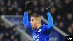 Islam Slimani de Leicester City ensence le public lors dun match contre Middlesbrough, Angleterre, le 26 novembre 2016. (Photo by Lindsey PARNABY / AFP) /