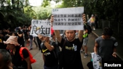 တရုတ်ပြည်မကြီးကို တရားခံလွှဲပြောင်းရေးကို ဆန္ဒပြကန့်ကွက်နေတဲ့ သီတင်း ၁၁ ပတ်မြောက်မှာ ဆရာဆရာမတွေ ပါဝင်လာပုံ။ (သြဂုတ် ၁၇၊ ၂၀၁၉ )