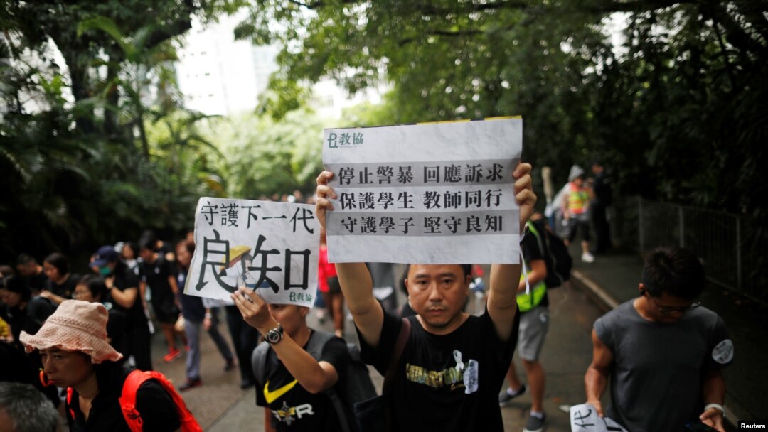 Guru-guru dari Persatuan Guru Hong Kong ikut unjuk rasa memprotes RUU Ekstradisi di Hong Kong, 17 Agustus 2019. 