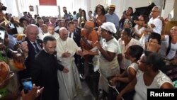 Paus Fransiskus disambut ummat Katolik saat mengunjungi mengunjungi gereja St. Peter Claver di Cartagena, Kolombia, Minggu (10/9). 