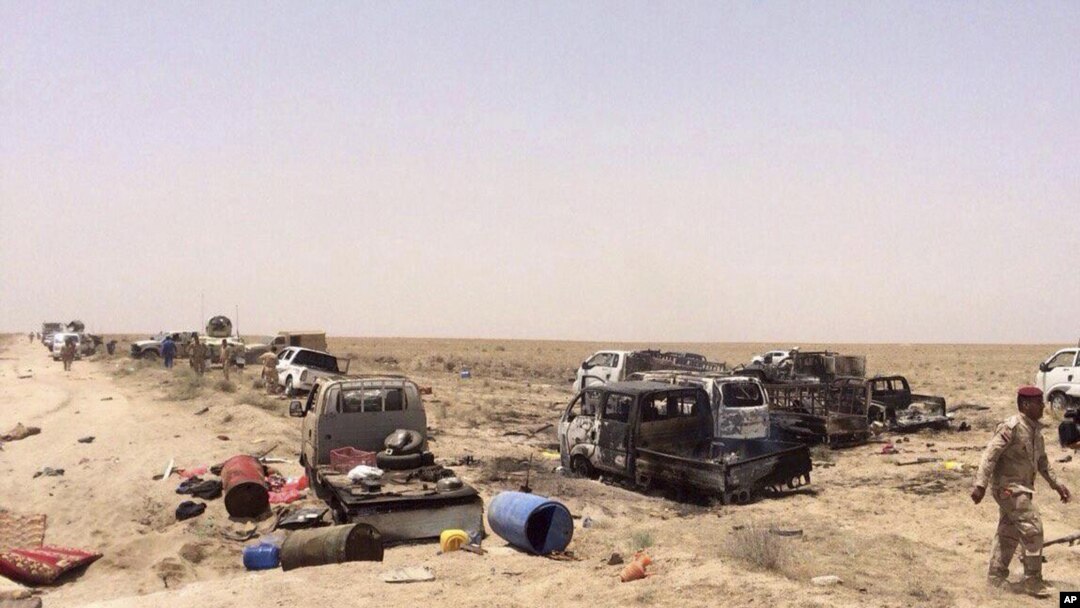 Petugas keamanan Irak memeriksa kendaraan militan ISIS yang melarikan diri di luar Fallujah, Irak (29/6).