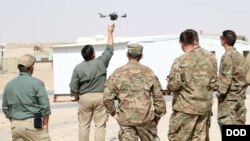 Des militaires américains apprennent à lancer un drone à l'aide de la technologie Instant Eye à Koweit le 6 mars 2018.