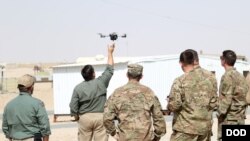 美军2018年3月6日训练操作无人机（美国国防部照片）