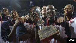 Lamar Odom, kanan, memegang piala setelah final Kejuaraan Dunia Basket antara Amerika dan Turki pada hari Minggu di Istanbul. Amerika mengalahkan Turki, 81-64.