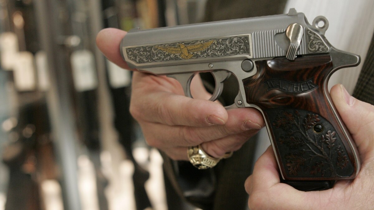 Свое дело в маленьком городе идеи. Револьвер в кобуре. В которых разрешат открыть. В которых разрешат открыть. В которых разрешат открыть.