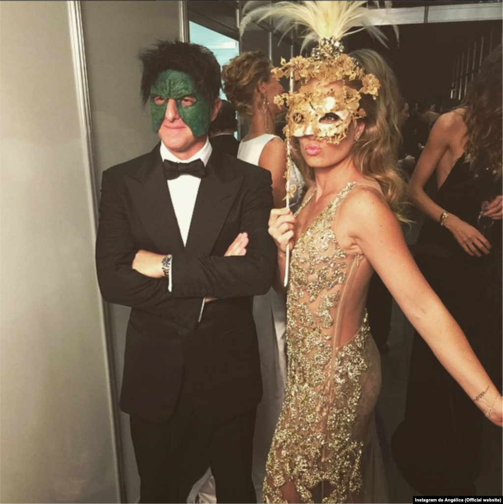 O casal Luciano Huck e Angélica marcaram presença no Baile da Vogue, em São Paulo.