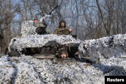 سربازان اوکراینی سوار بر تانک «تی-۶۴» در نزدیکی باخموت در منطقه دونتسک - ۲۳ فوریه ۲۰۲۳