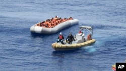 Pasukan penjaga pantai Italia menyelamatkan para migran di Laut Tengah, Senin 30/5. Sebelumnya, Yunani menyelamatkan 29 migran lepas pantai Lefkada, Yunani barat. 