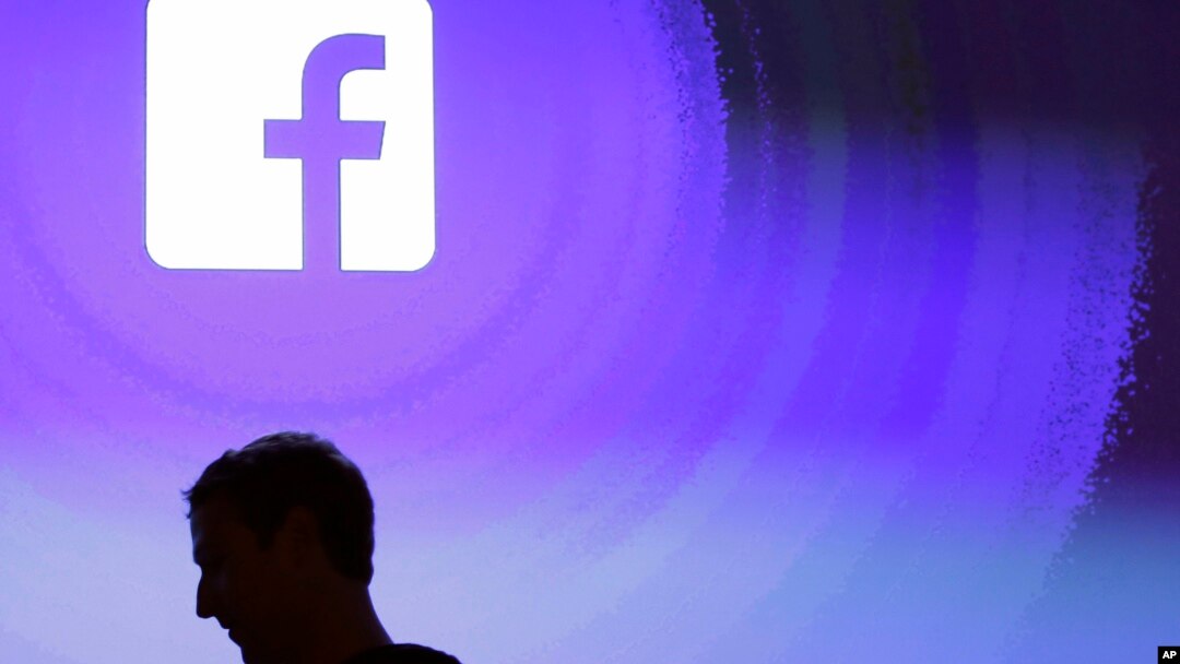 CEO Facebook CEO Mark Zuckerberg dalam siluet di kantor pusat Facebook di Menlo Park, California, 4 April 2013. (Foto: AP Photo/Marcio Jose Sanchez)