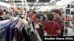 Suasana bazar preloved branded items atau barang-barang bekas berkelas yang diadakan oleh Irresistible Bazaar di Grand Indonesia, Jakarta, 1 Maret 2018. (Foto: VOA/Ahadian Utama)