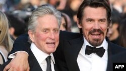 Majkl Daglas i Džoš Brolin na premijeri nastavka filma "Vol Strit" u Kanu