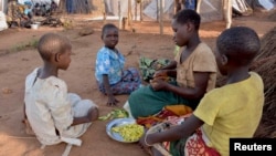 Mozambican refugees prepare food at Kapise camp in Malawi's Mwanza district, Jan. 18, 2016. 