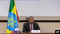 PM Ethiopia Abiy Ahmed menanggapi pertanyaan dari anggota parlemen di kantor perdana menteri di Ibu Kota Addis Ababa, Ethiopia, Senin, 30 November 2020.
